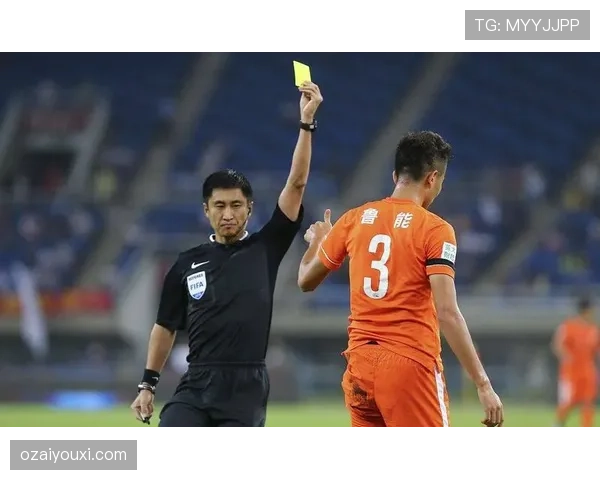 半场哨发声时裁判如何根据规则中断比赛和重启球的判罚标准